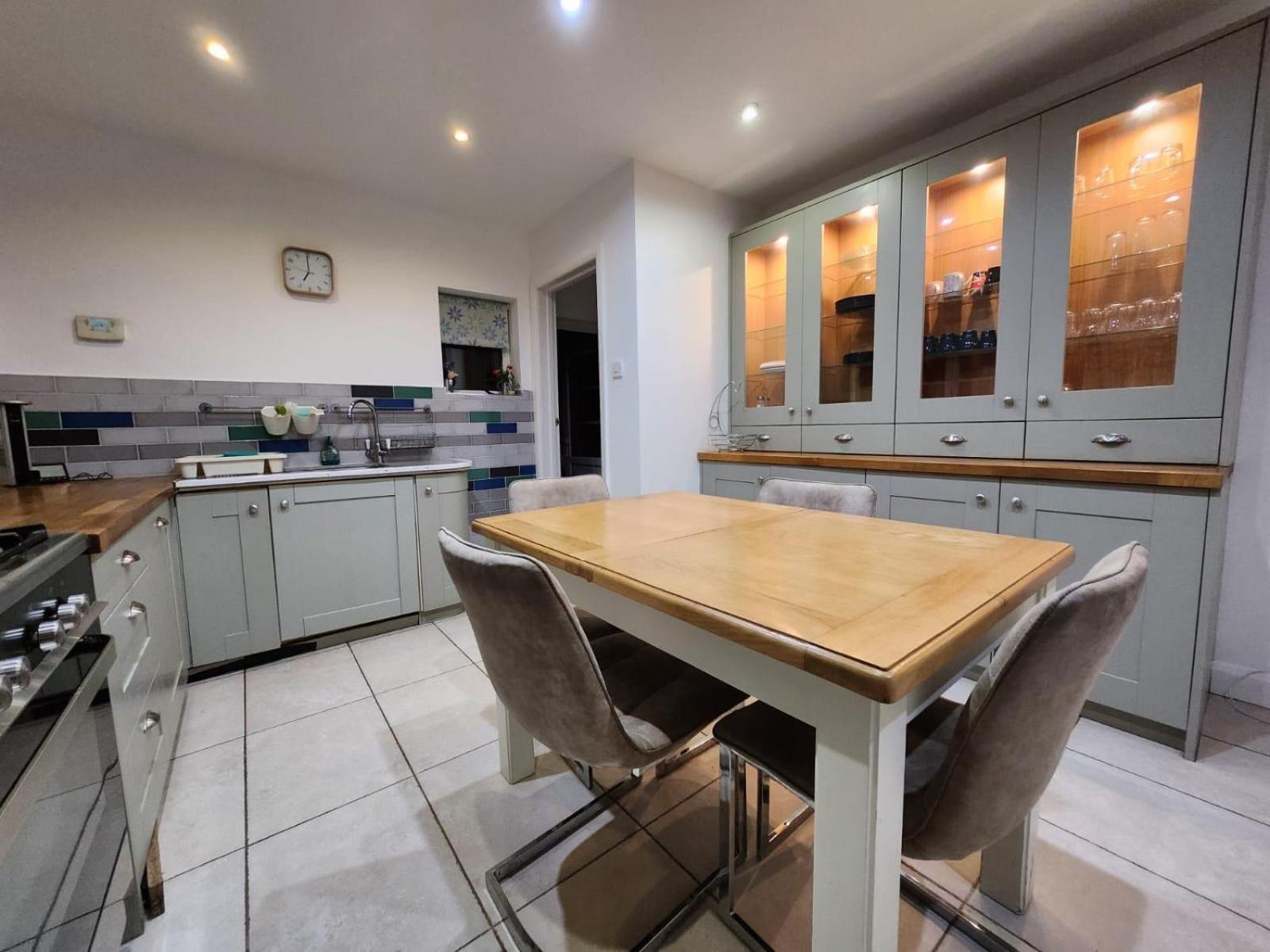 D Elmdon Homestay Shared 4 Bedrooms Birmingham Buitenkant foto